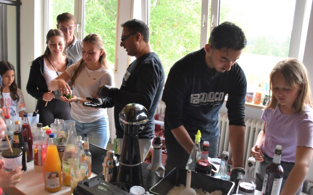 Cocktailmixkurs für alkoholfreie Cocktails begeistert Jugendliche mit kreativen Drinks